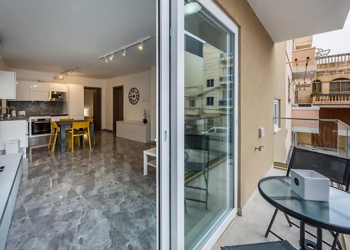 Modern Luxury Apartment *